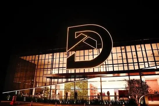 Fachada da Casa Destiny iluminada à noite, em Alphaville